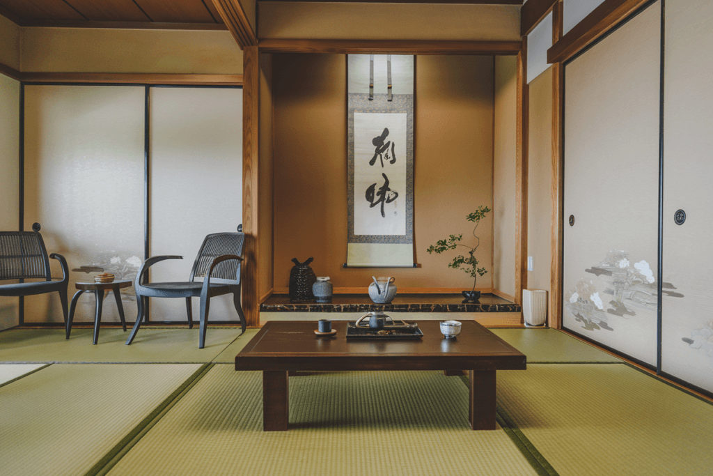 A photo of a Japanese home decor style in an American
home. There's a tatami mat floor and a low wooden table with a tea set.